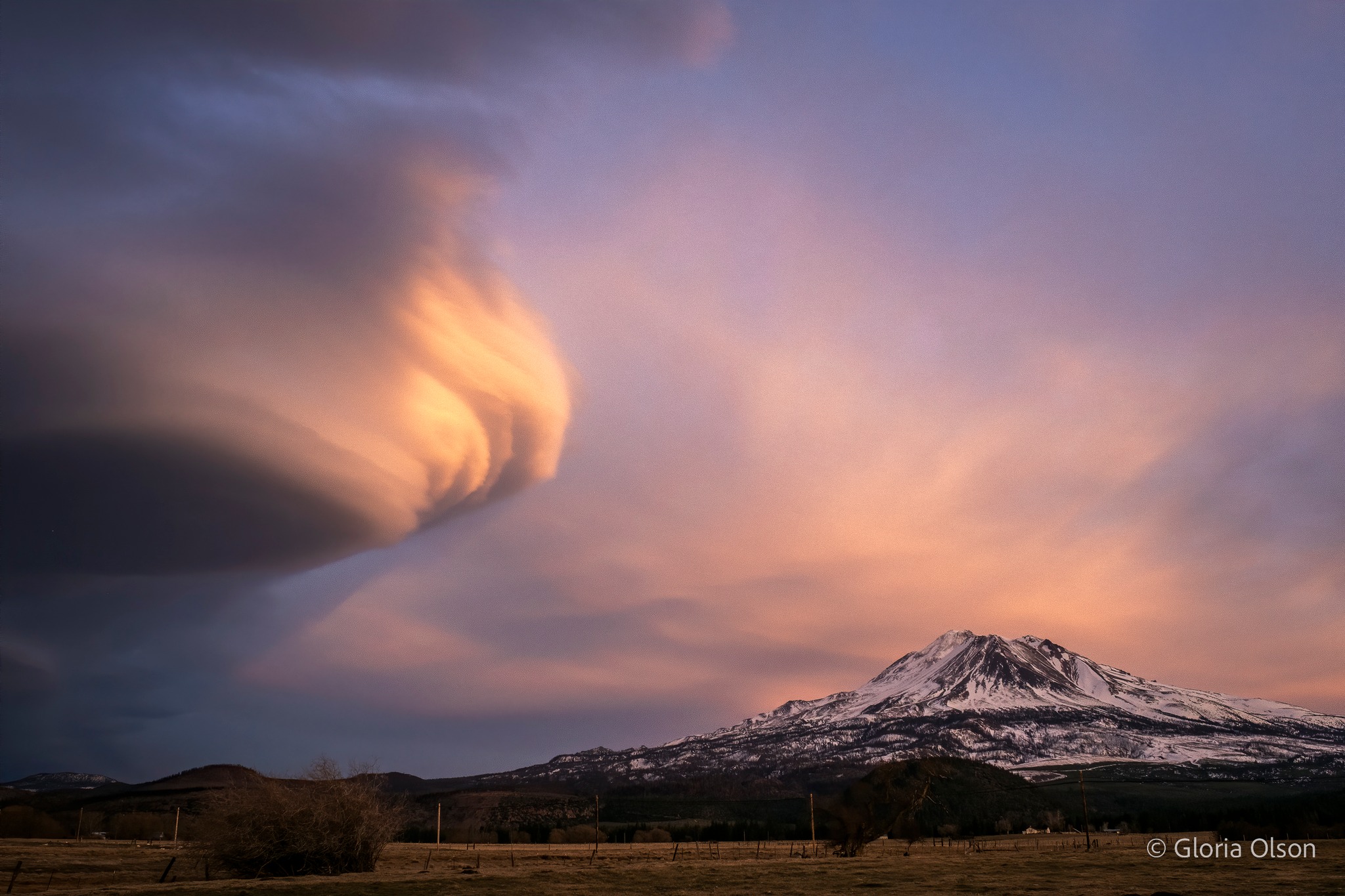 lenticular cloud was hovering next to Mount Shasta 